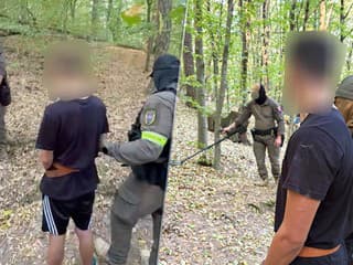 Brutálny útok na taxikára v Seredi: Mladíci čelia obvineniu z pokusu o vraždu, muž utrpel 13 bodných rán