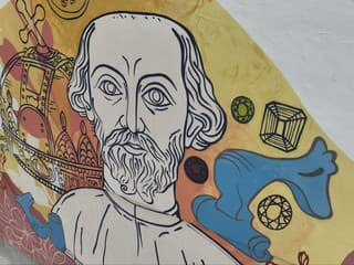 Škaredú stenu v centre slovenského mesta premenili na umelecké dielo. Každý jej detail má svoj význam