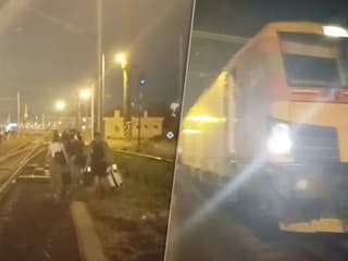 Najprv nefungovala klimatizácia, potom vlak zastal. Cestujúcich čakal ešte jeden šok, museli ísť pešo