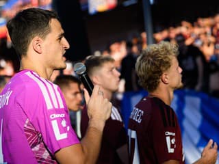 VIDEO: Slovenský brankár rastie v lídra Sparty. Pred plným kotlom obhajoval nenávideného spoluhráča