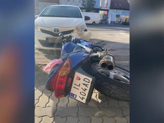 FOTO: Mladík bez vodičáku unikal polícii na motorke s falošnou ŠPZ. Divokú jazdu ukončila nehoda