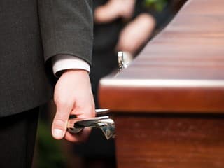 Pohrebníctvo zamenilo telá dvoch žien. Jednu už pochovali, syn druhú našiel v cudzej truhle