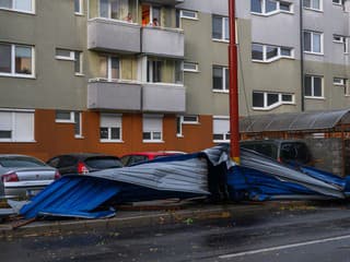 Štát ponúka pomoc ľuďom, ktorým búrky poškodili majetok: Domácnosti môžu požiadať o príspevok