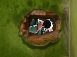 Pri rekonštrukcii našiel v stene hotový majetok. Keď však prišiel do banky, zažil tvrdý pád na zem