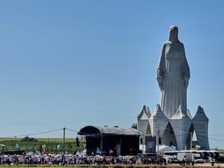 VIDEO: V Poľsku vysvätili najvyššiu sochu Panny Márie v Európe. Prekonala aj Krista v Riu