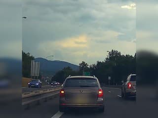 VIDEO: Policajná naháňačka na strednom Slovensku. Nadrogovaný vodič jazdil ako blázon, zastavil ho až defekt
