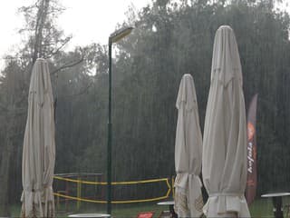 Na Slovensko sa valí dážď. Meteorologické modely ukazujú, kde môže spadnúť najviac zrážok