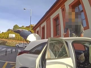 VIDEO: Narazil do budovy, omdlel a keď sa prebral, začalo sa šialenstvo. Zdrogovaný vodič vyliezol na strechu auta