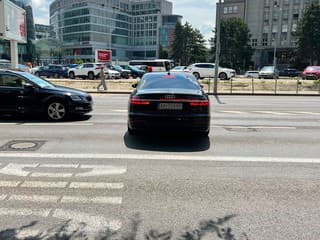 VIDEO: Do protismeru a cez plnú čiaru. Ministerská limuzína v akcii