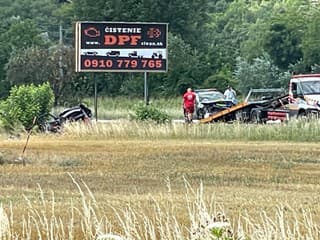 Smrteľné nešťastie počas zásahu. Policajti smerovali k výbuchu, čelne sa zrazili s iným autom