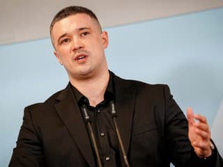 „Demokracia nemôže byť rukojemníkom Ruska.“ Odvolaný minister obrany žiada voľby na Ukrajine