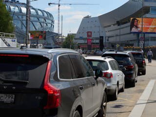 „Snažia sa to zľahčovať. Tvária sa, že benzín je, ale nie je.“ Rady na čerpacích staniciach v Rusku pretrvávajú