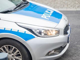 Pred domom omylom autom prešiel po ležiacom mužovi. Až potom zistil, že je to jeho brat