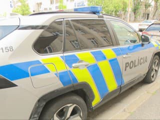 Na ceste zostala po nehode loď. Vodiči na východe Slovenska neverili vlastným očiam