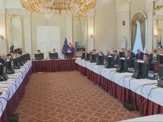 Prorastové opatrenia, dlhová brzda aj navyšovanie platov. Na úrade vlády zasadala tripartita