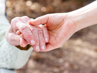 Okolo zranenej seniorky (74) prešli viaceré autá. Rodina poslala policajtke dojímavé poďakovanie