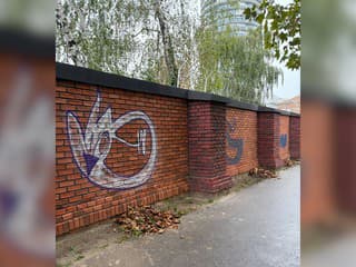 Plot pri Kukurici niekto posprejoval. Pre graffiti nie je vhodný, tvrdil v júli Kaliňák