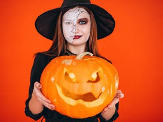 Boja sa toho, kto sa môže skrývať za maskou. Starosta preto pred Halloweenom prišiel s nezvyčajnou výzvou