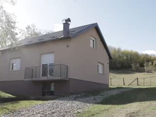 Ponúkajú dom zadarmo a plat 920 eur mesačne. Rodina má jedinú požiadavku, ktorú musí záujemca splniť