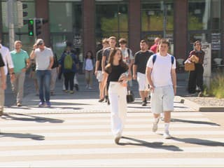 Mladí Slováci začínajú viac investovať. Za susedmi však stále zaostávajú