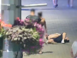 VIDEO: Namiesto toho, aby pomohla ľuďom ležiacim na zemi, zobrala žene kabelku. Netušila, že ju celý čas sleduje polícia