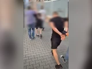 VIDEO: Brutálne napadnutie 36-ročného muža v Krakove sa skončilo tragicky. Traja podozriví sa ukrývali v Bratislave