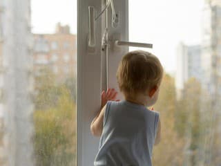 VIDEO: Opitá matka spala, život dcéry visel na vlásku. Muži chytili do deky dievčatko padajúce z piateho poschodia