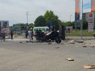 FOTO: Ľudia vybehli v poslednej chvíli. Na strednom Slovensku explodoval stánok s langošmi