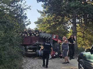 Tínedžer (18) v Čachticiach na traktore viezol drevo. Po prevrátení sa ho do nemocnice bral vrtuľník
