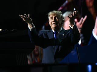 Trump vytiahol nevídaný kaliber. Za výhru republikánov vo voľbách sľubuje štedrú odmenu pre každého Američana