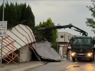 FOTO a VIDEO: Silná búrka pustošila Bratislavu. Poškodila domy a ploty, popadali desiatky stromov