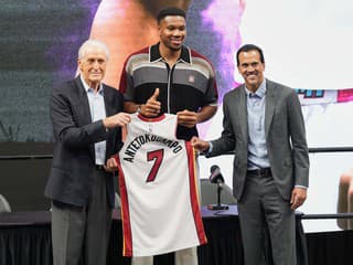 Giannis zmenil číslo a teší sa v Miami na Messiho