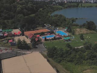 Krásny výhľad, športoviská, bazény a grilované špeciality. Koľko zaplatí rodina na kúpalisku nad Zvolenom?