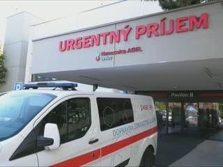Poľovníka na posede zasiahla do nohy strela. Sám si dokázal privolať pomoc, je po operácii