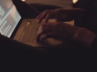 NBÚ vydal vážne varovanie. Bezpečnostná chyba môže hackerom umožniť ovládnuť celé systémy aj bez hesla