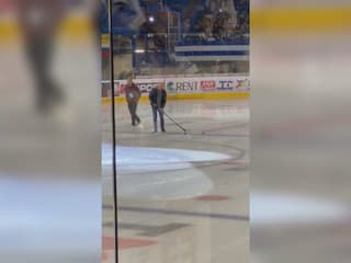 VIDEO: Išiel si pozrieť hokej, odchádzal s rozprávkovou výhrou. Slovákovi sa podaril neuveriteľný počin