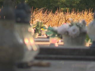 Hroby vedľa kukurice, po pozemku jazdia traktory. Na pietnom mieste sa rieši nezvyčajná situácia