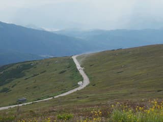 Na ceste na Kráľovu hoľu pribudol asfaltový koberec. Nedočkaví cyklisti však musia ešte vydržať