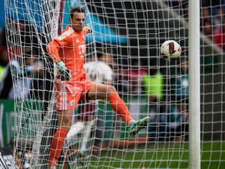VIDEO: Fatálna chyba Neuera priniesla najrýchlejší gól v histórii Bundesligy. Sauer oslavuje víťazstvo