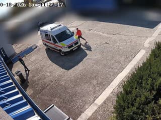 Útok na záchranárov pri Martine. Agresívny muž napadol vodiča sanitky a zablokoval cestu bagrom