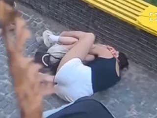 VIDEO: Dramatické scény z Ukrajiny. Útok prišiel počas čakania v rade na zmrzlinu, matka bránila dcéru vlastným telom