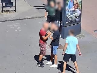 VIDEO: Najskôr hádka, potom úder a kopanec do hlavy. Bitka počas bieleho dňa v centre Bratislavy