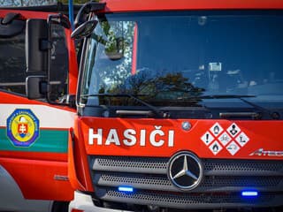 Už tretí deň bývajú v telocvični. Po požiari v Nitre prišlo o strechu nad hlavou zhruba 100 ľudí