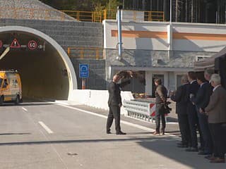 Nový úsek D1 otvoril minister s netradičnou pomocou: Nožnice na prestrihnutie pásky mu priniesol orol