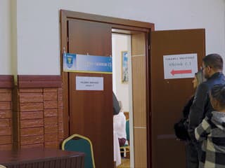 Člen komisie na východe vyniesol z miestnosti hlasovací lístok. Vznikli obavy z volebného vláčika