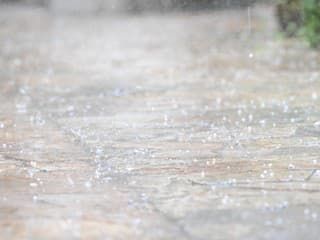 Na Slovensko konečne dorazil dážď. Sucho však podľa meteorológov nekončí
