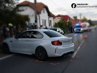 FOTO: Nemala vodičák, napriek tomu sadla za volant. Žena (20) nabúrala do zaparkovaného auta