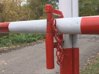 Vojenské lesy mu zablokovali prístup k pozemku závorou, majiteľ žiada vlastný kľúč