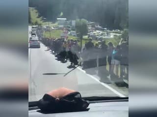 VIDEO: Dav ako na Václaváku. Turisti sa hrnú do hôr, na jednom mieste čakajú aj stovky metrov