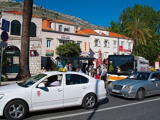 Jazda taxíkom v Chorvátsku sa zmenila na nočnú moru. Vodička mala turistov zamknúť v aute a žiadať stovky eur